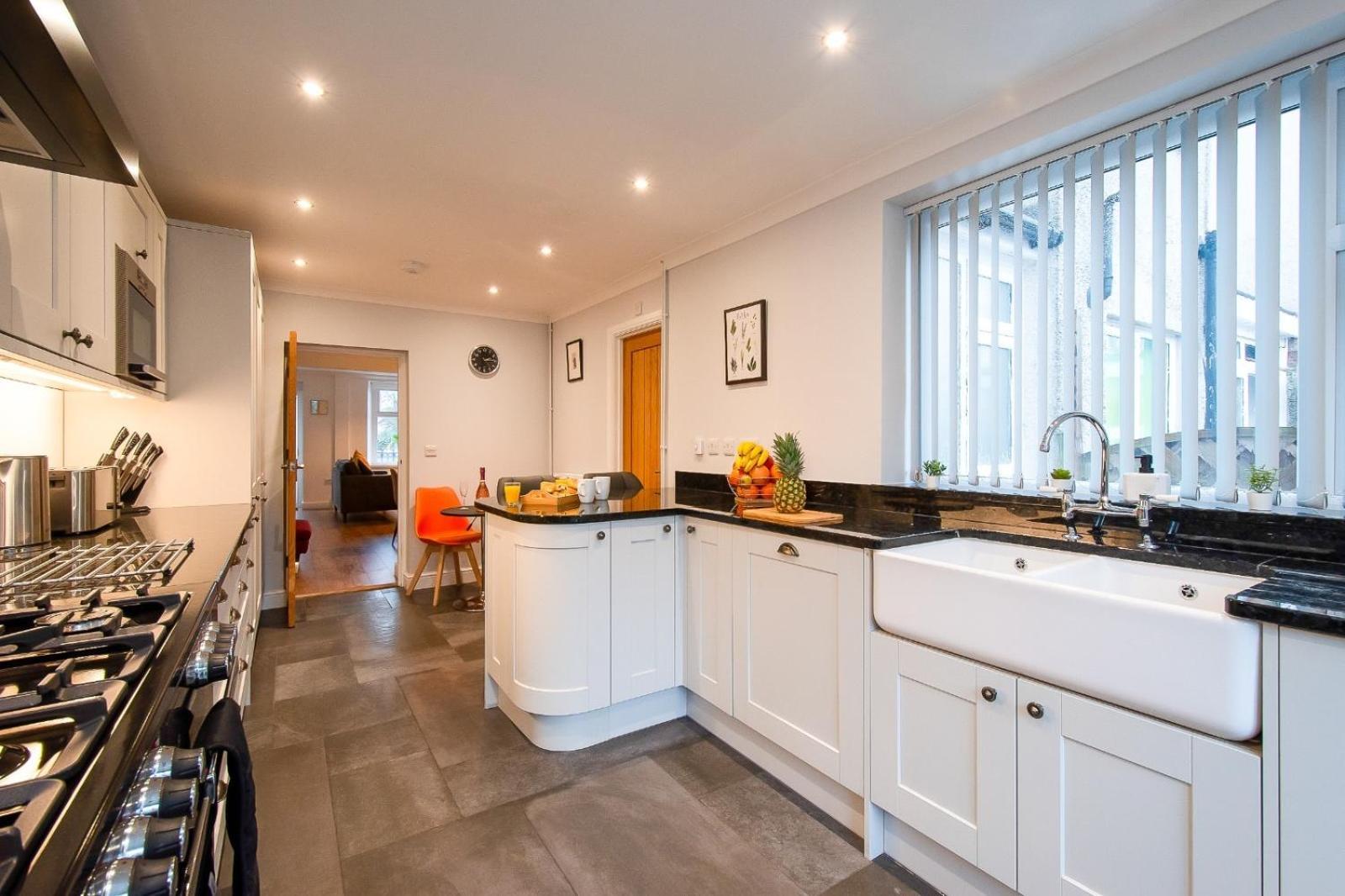 Casa One Hundred - A Beautiful 4 Bed House On The Beach Front Swansea Kültér fotó