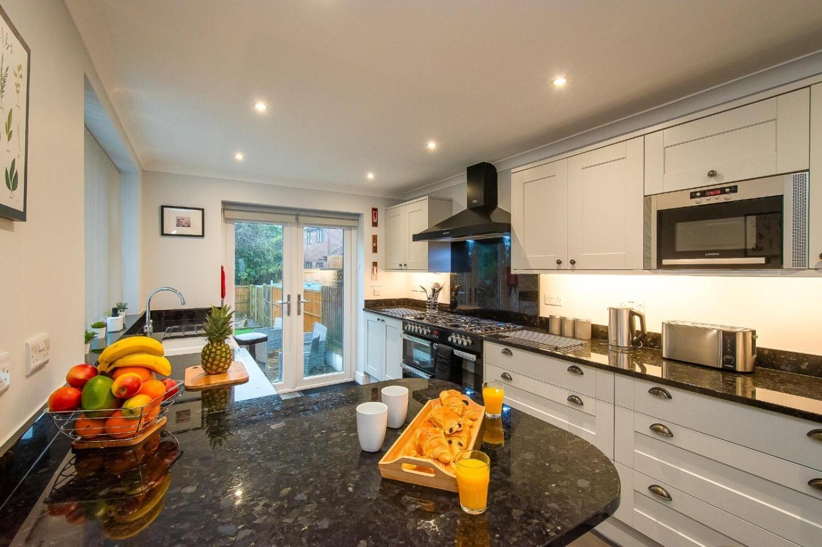 Casa One Hundred - A Beautiful 4 Bed House On The Beach Front Swansea Kültér fotó