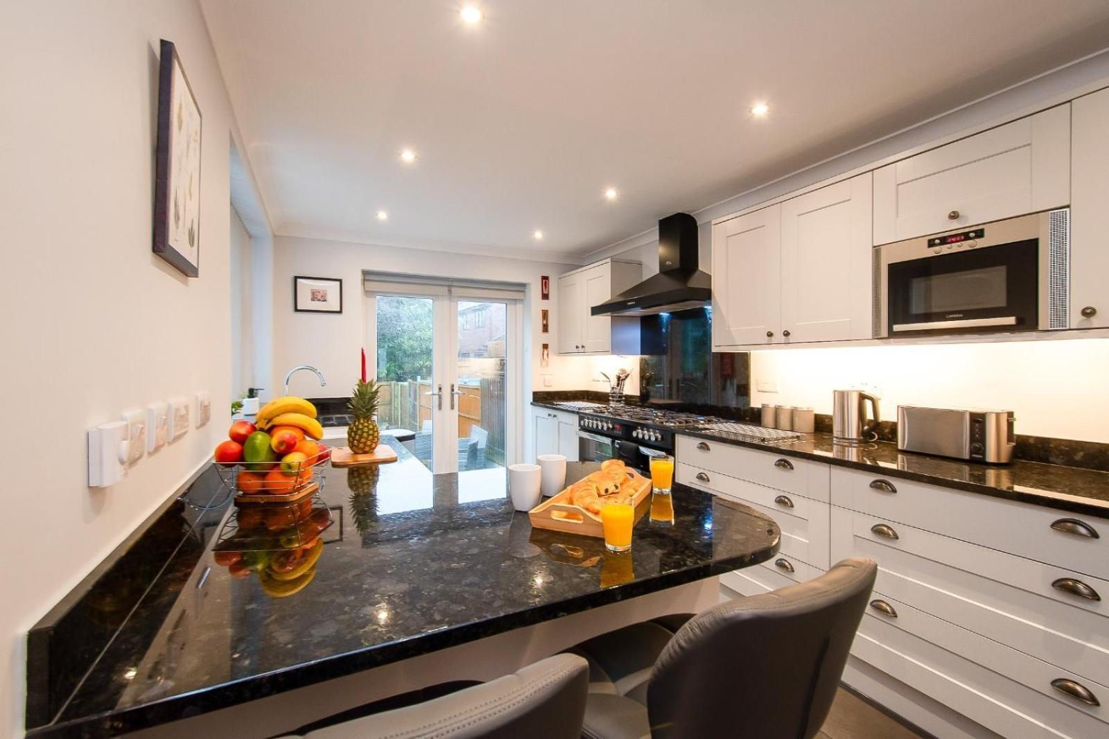 Casa One Hundred - A Beautiful 4 Bed House On The Beach Front Swansea Kültér fotó